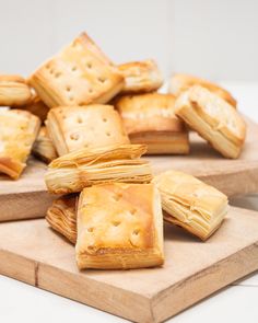 some crackers are sitting on a cutting board