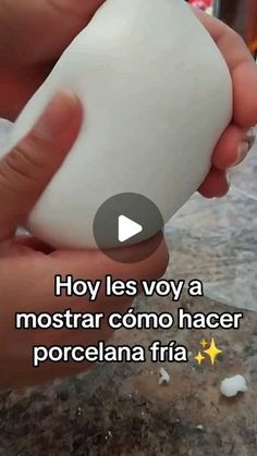 a person is holding a bottle with something in it that says, hoy les voy a mostar como hacer por