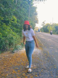 Outfit ideas Outfit goals Red bucket hats Outfit Con Bucket Hat, Red Bucket Hat Outfit, F2f Outfit, Bucket Hat Outfit Ideas, Hat Outfit Ideas, Bucket Hat Outfits, Red Bucket Hat, Instagram Clothes