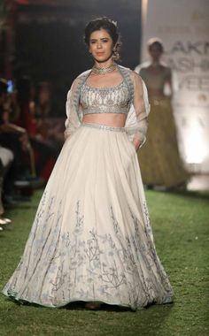 Best Wedding Outfits, Organza Lehenga, Miroslava Duma, India Fashion Week, Fashion Week 2018, Cocktail Gowns, Cream Top