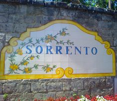 there is a sign that says sorrentoo on the side of a building