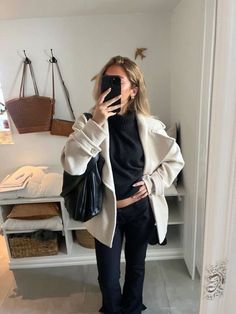 Cream Wool Coat, Black Fall Outfits, Minimalist Wardrobe Capsule, Italian Summer Outfits, Class Outfits, Stockholm Style, Autumn Fits, Basic Fits, Stockholm Fashion