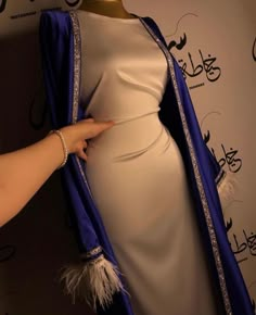 Pretty Abayas, Ramadan Aesthetic, Clothes Modest, Party Henna, Hijab Colors, Arab Girl, Arabian Dress, Classy Short Dresses, Hijab Abaya