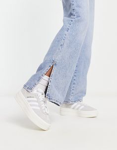 Chaussures par adidas Originals Inspirées d'un modèle classique des années 70 Modèle bas Fermeture à lacets pour un ajustement personnalisé Contrefort matelassé à la cheville pour plus de confort Griffe adidas emblématique La semelle superposée à trois couches offre un amorti léger Semelle extérieure en caoutchouc pour plus de résistance et d'adhérence Semelle texturée pour plus d'adhérence Gazelle Bold, Bold Shoes, Adidas Originals Gazelle, Platform Trainers, Shoe Wishlist, Swag Shoes, Adidas Gazelle, Dream Shoes