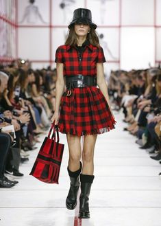 Dior Ready To Wear, Teddy Girl, Christian Dior Couture, Fashion Show Images, Live Fashion, Sharjah, Plaid Dress, Large Fashion, Couture Collection