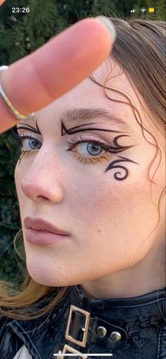 Eyeliner Art, Hippie Makeup, Korean Ootd, Good Makeup, Funky Makeup, Graphic Makeup, Stunning Hairstyles