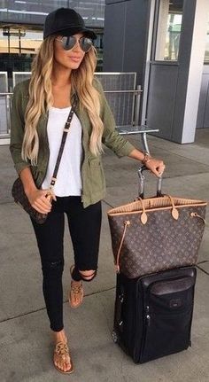 Outfit inspiration for comfy travel! If you are following your wanderlust and jet setting across the globe, try this outfit for the airport! You can buy the whole look or just the pieces you don't already have in your closet! Plus you can add boots instea Airplane Outfits, Spring Trends Outfits, Mode Casual, Spring Summer Outfits, Look Chic, Travel Outfit