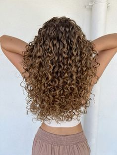 Brunette Balayage On Curly Hair, Curly Hair Lowlights Brown Curls, Honey Brown Wavy Hair, Curly Hair Highlights And Lowlights Caramel, Curly Hair Highlights Caramel Brunettes, Curly Brown Highlights, Honey Highlights Curly Hair, Light Brown Curly Hair With Highlights