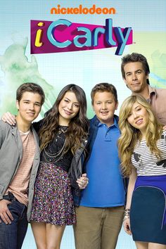 the cast of icarly posing for a photo