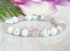 👉🏻All of my items are made with genuine, natural stones and crystals. Please be aware that no two stones are alike, that is what makes them unique. The size, colour and patterns of the beads will vary from piece to piece but these variations will not compromise the energy, beauty, and quality of your bracelet. I love the soft pink combined with the marbled howlite in this beautiful gemstone bracelet. This bracelet is made with 8mm howlite, 8mm star cut rose quartz, and then finished off with d Stones Drawing, Love Stones, Essential Jewelry, Rose Quartz Healing, Rose Quartz Bracelet, Beads Bracelet Design, Bracelets Diy, Crystal Healing Bracelets, White Howlite