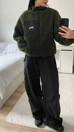 Green Coudroy Jacket Outfits, Bdgrlbrooklyn Instagram, Gorpcore Aesthetic Outfits, Winter Fit Streetwear, Gorpcore Outfit Ideas, Stussy Sherpa Jacket, Gorpcore Fashion Aesthetic, Blue Cargo Jeans Outfit Winter, Stussy Jacket Outfit