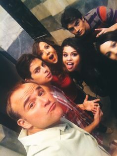 selfie of wizards of Waverly place cast Selena Gomez Twitter, Disney Eras, Celebrity Selfies, Disney Cast