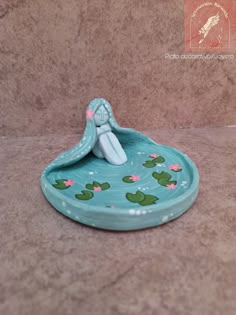 Chica del agua hecha de arcilla, Clay art. Mud Clay Art, Clay Tray, Diy Pottery Painting, Cement Crafts, Diy Pottery