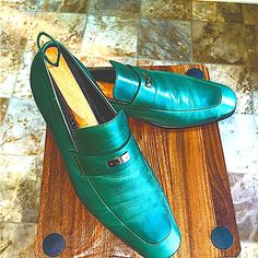 New Gucci Men Us 11.5 Moss Green Leather Logo Silver Plate Loafers.Take A Look At These Fashionable Moss Green / Olive Leather Loafers With A Classic Gucci Design. They Have A Shiny Silver Gucci Logo For A Touch Of Elegance. These Durable Shoes Are Made From Top-Quality Leather And Will Always Be Stylish. Wear Them With A Smart Suit For A Sharp Look. Display Your Timeless Fashion Sense And Stay Fashionable. Green Gucci Shoes, Luxury Green Business Loafers, Luxury Green Men's Shoes With Plain Toe, Luxury Green Men's Shoes, Luxury Green Men's Moccasins, Gucci Design, Gucci Logo, Loafers Shoes, Green Olive