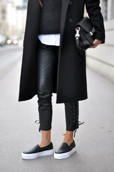 Outfit | Out and About - Fashion Landscape Lederhosen Outfit, Minimalist Moda, Style Casual Chic, Black Leather Pants, Mode Casual, Looks Street Style, Looks Black, Sneakers Women