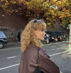 70s Shag Wavy Hair, Natural Wavy Medium Hair, Short Blonde Wavy Hair Natural, Blonde Wavy Hair Medium, Wavy Bleached Hair, Medium Length Wavy Hair With Layers And Bangs, Wavy Haircuts Medium Layered, Layered Hair Curly Waves, Haircut For Naturally Wavy Hair