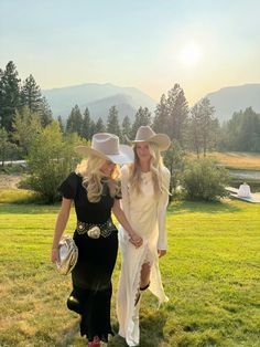 Western Wedding Rehearsal Outfit, Western Rehearsal Dinner, Western Chic Wedding, Western Wedding Outfits Guest, Montana Western, Wild West Wedding, Vegas Wedding Dress, Southwestern Wedding, Cowgirl Look