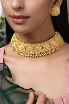 Tanishq Jewellery Gold Necklaces, Tanishq Jewellery, Temple Work, Choker Sets, South Indian Temple, Gold Bangles Indian, Nice Face, Gold Jewelry Simple Necklace, Cotton Outfit