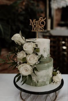 Trouwtaart, weddingcake, cake, taart Sage Green Wedding Cake 2 Tier, Wedding Cake White And Green Flowers, Green Wedding Theme Cake, Wedding Cake Forest Green, Black And Green Wedding Cake, Green Themed Wedding Cake, Wedding Cake Olive Green, Forest Green Wedding Cake