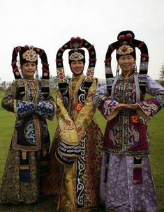 Traditional Clothing Around The World, Mongolian People, Mongolian Clothing, Spanish Costume, Chinese Dynasty, Historical Clothes, Native Wears, Folk Clothing