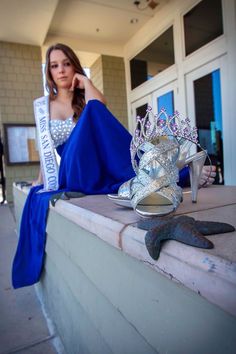 Pageant Photoshoot Crown And Sash Pictures Pageant Photography, Fair Queen Photoshoot, Pageant Pictures Poses, Pageant Photoshoot Ideas Outdoor, Beauty Queen Photoshoot, Queens Photoshoot