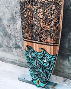 Surfboard with beautiful artwork. Surf Table, Surfboards Artwork, Surfboard Art Design, Surfboard Painting, Surf Painting, Longboard Design, Skateboard Art Design, Surfboard Shapes