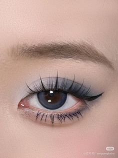 Blue Eyes Aesthetic, Simple Makeup Tips, Korean Eye Makeup, Graphic Makeup, Asian Eye Makeup, Makeup Looks Tutorial, Blue Makeup, Makeup Pictures