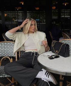 Cream Jacket Outfit, Winter Dressing, Elegant Classy Outfits, Scrolling Through Pinterest, La Outfits, Look Adidas, Professional Outfits Women, Winter Fashion Outfits Casual, Business Outfits Women