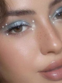 Venus Makeup Look, Libra Makeup Aesthetic, Aquarius Makeup Aesthetic, Libra Rising Style Outfits, Pisces Rising Makeup, Pisces Rising Style, Libra Rising Makeup, Aquarius Party, Aquarius Makeup