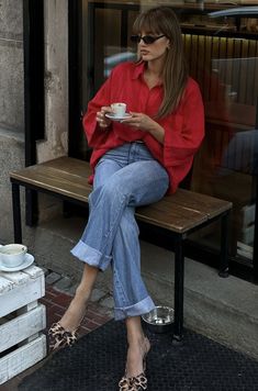 Red Shirt Outfits Women Casual, Red Shirt Outfits, Holidays Outfits, Work Outfits Frauen, Elegantes Outfit Damen, Xmas Outfits, Outfit Styling, Classy Girl