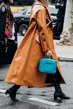 v-ax6i5525-18 Coat Autumn, New Street Style, Winter Fashion Boots, Street Style 2017, Queer Fashion, Paris Mode, Jewelry Brooch, Paris Fashion Week Street Style, Fashion Trends Winter