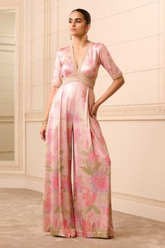 Indian Style Jumpsuit, Jumpsuits For Women Indian Wedding, Floral Indo Western Outfits, Printed Indo Western Outfits, Ethnic Jumpsuits For Women, Desi Jumpsuit, Indo Western Wedding Outfits Women, Indo Western Outfits For Women Wedding