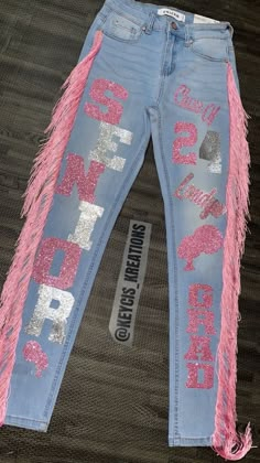 * PICTURES ABOVE IS NOT MY WORK, ALL CREDITS FOR THEM GOES TO @keycis_kreations* These custom jeans are made to order and are not limited to seniors only (also available for birthdays/celebrations). Please be as detailed as possible in the note section as to what design you would like and if you have any inspired pictu Homecoming Jeans Ideas, Senior Year Diy, Senior Year Things, Senior Year Fun, Senior Overalls, Senior Photo Outfits, Cute Birthday Outfits