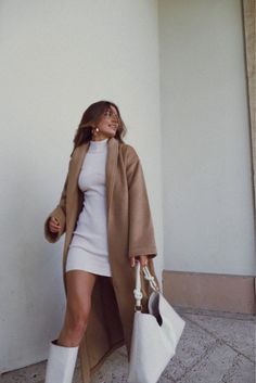 Fall Outfits Bar Night, Cute Outfits Minimalist, Women’s Winter Dress Outfits, Short Bodycon Dress Outfit, Kelsey Floyd, Tan Peacoat, Outfit Chic, Stil Elegant, Paris Outfits