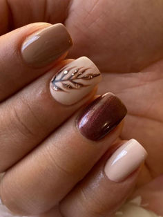 Nail Designs Autumn 2023, Holiday Nails Autumn, White Nails With Fall Designs, Thanksgiving Holiday Nails, Nails In November, Nail For Thanksgiving, Short Acrylic Nails Thanksgiving, Friendsgiving Nails, Acrylic Nail Fall Designs