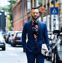 StreetStyle Blue Suit Casual, Floral Shirt Outfit, Smart Casual Menswear, Blue Suit Men, Tropical Shirt, Floral Shirts, Suit Casual, Winter Typ, Shirt Outfits