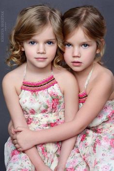 Twins Sisters, Fashion Kids, Kids And Parenting, Beautiful People, Twins, Girl Fashion, Kids Fashion