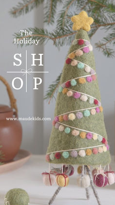 Felted Christmas Tree Decoration with presents Felt Trees Diy, Elegant Christmas Crafts, Felted Christmas Ornaments, Wool Crafts Diy, Diy Felt Christmas Tree, Felted Christmas, Needle Felted Christmas