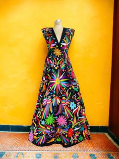 Otomi Wedding, Outfit Mexicano, Wedding Dress Black, Mexican Wedding Dress, Multicolor Embroidery, San Ysidro, Mexican Fashion, Indigenous Women, Delicate Clothes