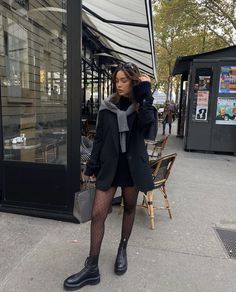 Manteau hiver noir Paris Night Outfit, Friday Wear, Madrid Outfits, Getting Bored, Classy Winter Outfits, Europe Outfits, Winter Fashion Outfits Casual, Winter Outfit Inspiration, Paris Outfits