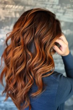 Copper And Brown Hair Balayage, Medium Length Red Hair Styles, Balayage With Red Tones, Auburn Balayage Copper, Copper Hair With Highlights, Copper Hair Color Ideas, Brown Hair Color Shades, Red Hair Looks, Auburn Balayage