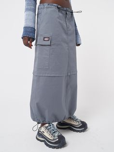 Shop our tech parachute maxi cargo skirt in blue with utility pockets and adjustable toggle hem and waist. Find y2k skirts, retro pants, shorts & more aesthetic 90s and 00s clothing at Minga London. Cargo Skirt Outfit, Minga London, Parachute Cargo, Plateau Sneaker, Y2k Skirts, Retro Pants, Y2k Skirt, Tumblr Outfits, Boring Clothes