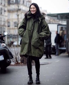 Oversize Parka Outfit, Green Parka Outfit Winter, Parka Street Style, Green Parka Outfit, Parka Outfit Winter, Oversized Jacket Outfit, Military Parka, 일본 패션