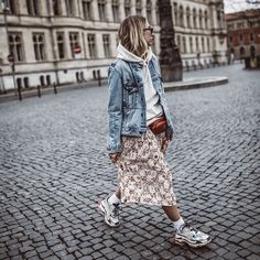 Модные куртки весна 2020: главные тренды, новинки, фото | lady style | Яндекс Дзен Outfit Trends, Sneakers Outfit, Fashion Week Street Style, Inspiration Style, Mode Inspiration, Outfit Casual, Style Outfits, 70s Fashion