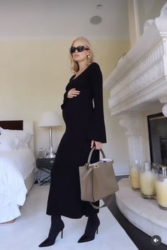 Pregnant Outfits Elegant, Pregnant Christmas Dress, Pregnant Hailey Bieber, Maternity Guest Wedding Dress, Jasmine Tookes Pregnant, Vacation Pregnancy Outfits, Chic Maternity Photos, Pregnancy Holiday Outfits