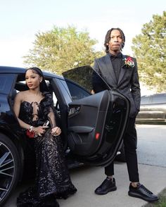 Black Guy Prom Suits, Black Men Prom Outfit Ideas, Black Prom Look Couple, All Black Tux Prom, Black Homecoming Pictures, Black And White Prom Couple Outfits, All Black Prom Couple Outfit, Black Prom Ideas Couples, Guys Prom