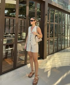 London Aesthetic Outfits, Waistcoat Outfits, Celine Sandals, Minimalist Ootd, Look Com Short, Women Waistcoat, Waistcoat Outfit, Modest Casual Outfits, Modest Casual