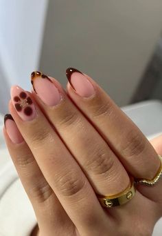 Blooming Nails Design, Albanian Nails, Nail Inspo Brown Skin, Nails Brown Design, New Years Nails Almond, Bloom Nails, Blooming Gel Nail Art, Nails Flower