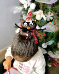 A playful hairstyle where the hair is styled into a bun, decorated to look like a snowman with googly eyes, a hat, and a scarf. This adorable hairstyle is perfect for kids during the holiday season, making it a fun and festive choice for Christmas celebrations. Crazy Christmas Hairstyles, Snowman Hair, Googly Eyes, Crazy Hair Days, Whimsical Fashion, Hair Bun