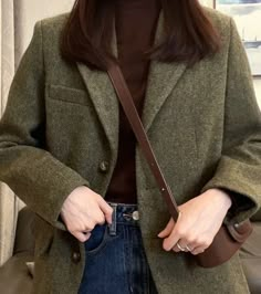 Phd Student Outfit, English Style Clothes, Corporate Office Outfits, Green Coat Outfit Winter, Elegance Dress, Autumn Love, Aesthetic Autumn, Chique Outfits, Uni Outfits